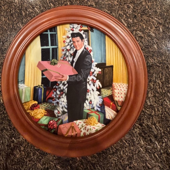 Elvis Presley Christmas at Graceland Plate in Frame - Picture 1 of 4